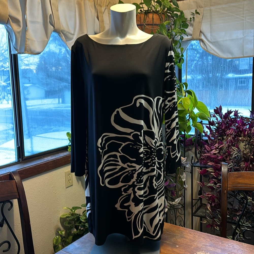 Style & Co. || black and white floral line pattern crewneck shift dress